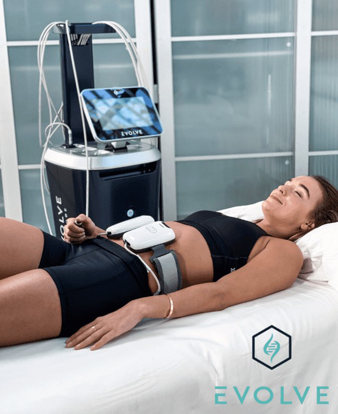 woman relaxed during evolve x body sculpting