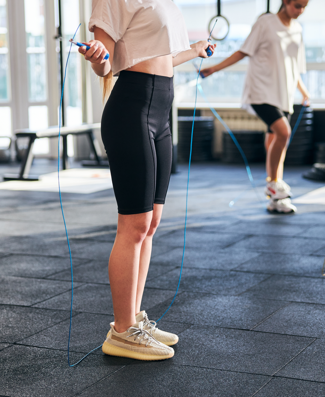 woman at the gym skipping